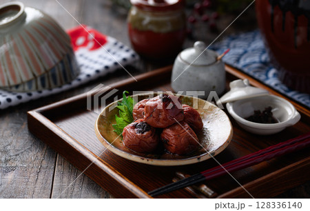 紀州南高梅のかつお梅干しを和食器に上品に盛り付けた写真 紀州南高梅のかつお梅干しを和食器に上品に盛り付けた写真 128336140