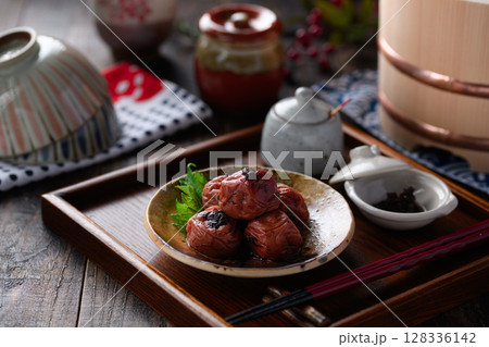 紀州南高梅のかつお梅干しを和食器に上品に盛り付けた写真 紀州南高梅のかつお梅干しを和食器に上品に盛り付けた写真 128336142