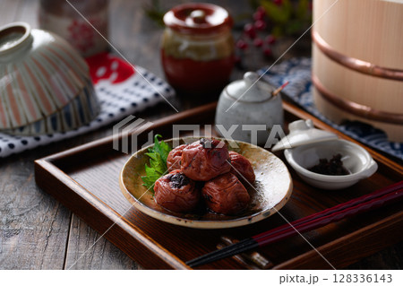 紀州南高梅のかつお梅干しを和食器に上品に盛り付けた写真 紀州南高梅のかつお梅干しを和食器に上品に盛り付けた写真 128336143