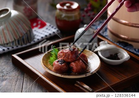 紀州南高梅のかつお梅干しを和食器に上品に盛り付けた写真 128336144