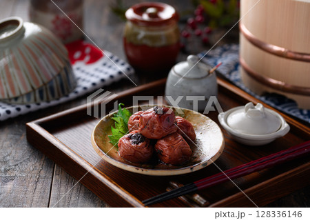 紀州南高梅のかつお梅干しを和食器に上品に盛り付けた写真 128336146