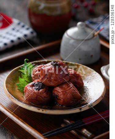 紀州南高梅のかつお梅干しを和食器に上品に盛り付けた写真 128336148