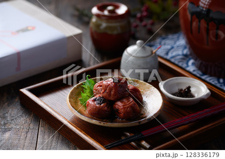 高級感ある梅干しの和風盛り付け 静かな和の背景とともに 128336179