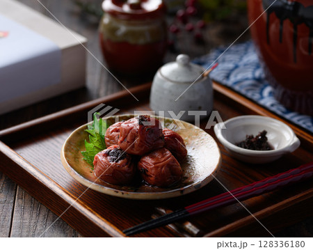 高級感ある梅干しの和風盛り付け 静かな和の背景とともに 高級感ある梅干しの和風盛り付け 静かな和の背景とともに 128336180