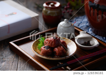 高級感ある梅干しの和風盛り付け 静かな和の背景とともに 128336181