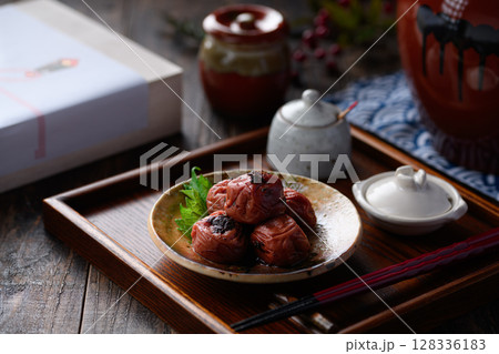 高級感ある梅干しの和風盛り付け 静かな和の背景とともに 高級感ある梅干しの和風盛り付け 静かな和の背景とともに 128336183