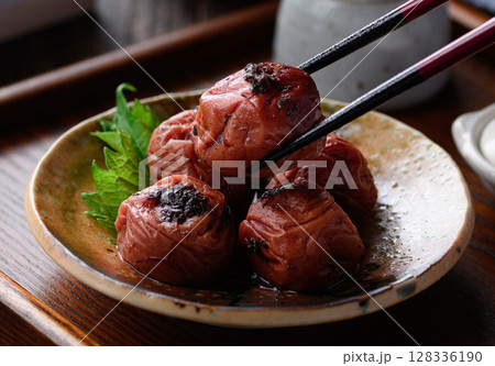 高級感ある梅干しの和風盛り付け 静かな和の背景とともに 128336190