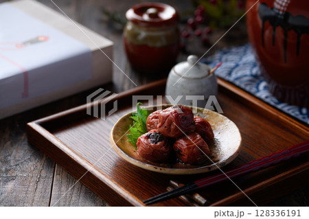 高級感ある梅干しの和風盛り付け 静かな和の背景とともに 高級感ある梅干しの和風盛り付け 静かな和の背景とともに 128336191