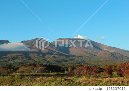 秋の浅間山 128337013