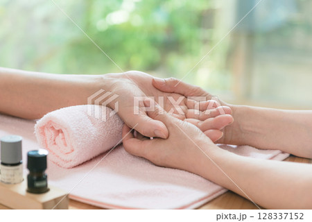 ハンドトリートメント、ハンドマッサージ、タッチケア 128337152