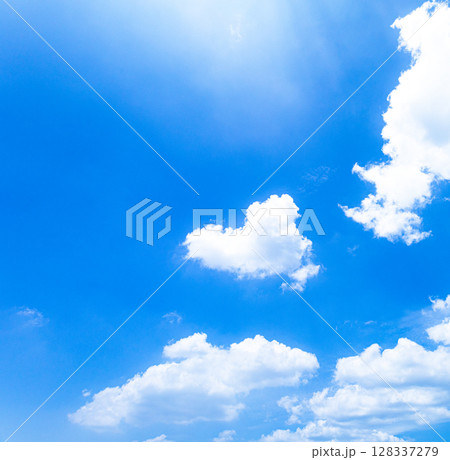 青い空と白い雲とシンプルな空の風景 青い空と白い雲とシンプルな空の風景 128337279