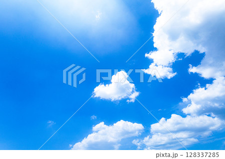 青い空と白い雲とシンプルな空の風景 128337285