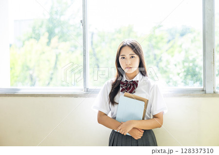 女子高生のポートレート カメラ目線 真剣 女子高生のポートレート カメラ目線 真剣 128337310