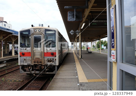 JR釧路駅のホームに停車する根室本線(花咲線)の列車 JR釧路駅のホームに停車する根室本線(花咲線)の列車 128337949