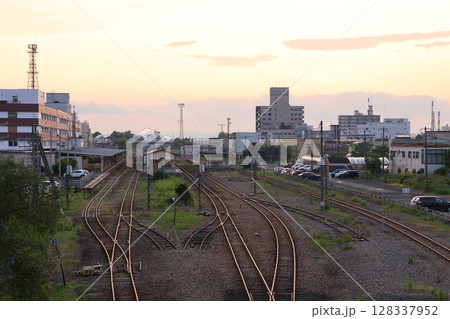 黄昏色に染まるJR釧路駅構内 128337952
