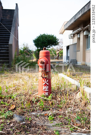 朽ち果てた消火栓 128338482