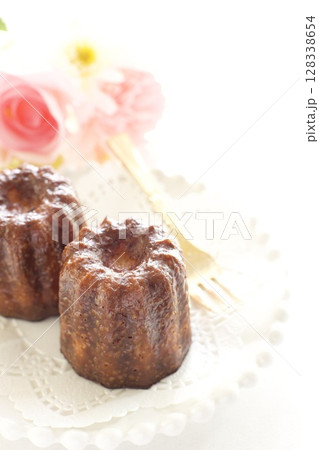 フランスの焼菓子カヌレ 128338654