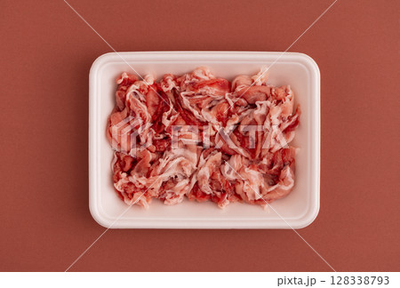 発泡スチロールの食品トレーに入った豚のこま切れ 128338793
