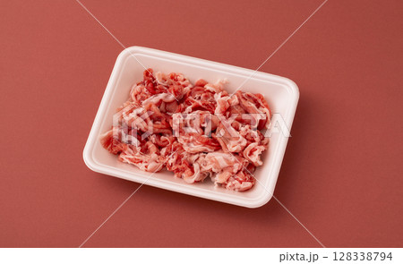 発泡スチロールの食品トレーに入った豚のこま切れ 128338794