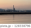 夕日に染まる工場 128338796