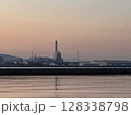 夕日に染まる工場 128338798