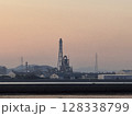 夕日に染まる工場 128338799