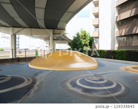 高架下にある公園の風景｜茅場町 128338845