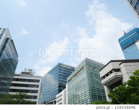 オフィスビルに映える青空｜兜町 128338846