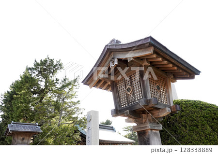 出雲大社教祖霊社 境内入口に建つ灯篭 128338889
