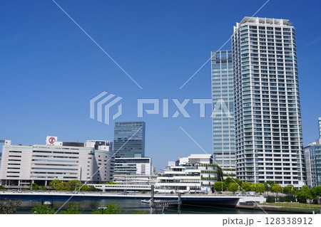 横浜　横浜駅東口周辺の風景 128338912