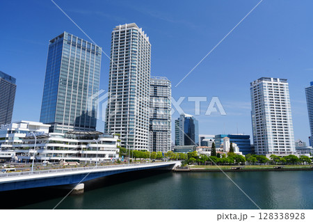 横浜　横浜駅東口周辺の風景 128338928