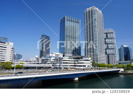 横浜　横浜駅東口周辺の風景 128338929