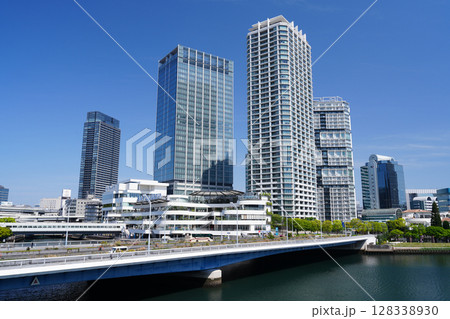 横浜　横浜駅東口周辺の風景 128338930