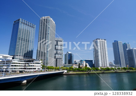 横浜　横浜駅東口周辺の風景 128338932