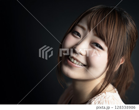 AI生成画像　若い日本人女性の顔のアップ 128338986