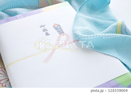 風呂敷に包んだお歳暮の贈り物 風呂敷に包んだお歳暮の贈り物 128339004
