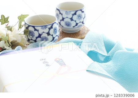 風呂敷に包んだお歳暮の贈り物と日本茶 128339006