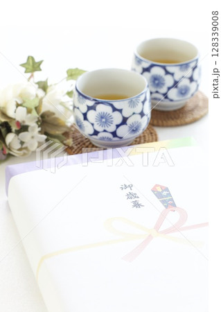 風呂敷に包んだお歳暮の贈り物と日本茶 風呂敷に包んだお歳暮の贈り物と日本茶 128339008