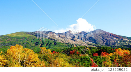 秋真っ盛り10月の北海道美瑛町望岳台から見た錦繍の十勝岳連峰 秋真っ盛り10月の北海道美瑛町望岳台から見た錦繍の十勝岳連峰 128339022