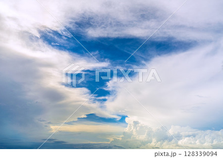 日本の横浜都市景観　青空に映える雄大積雲（画面右下奥）などを望む＝7月10日 128339094