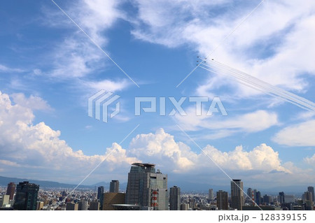 夏の大阪、夏空に飛ぶブルーインパルス、大阪の空の下、関西万博が開催、ブルーインパルスありがとう 夏の大阪、夏空に飛ぶブルーインパルス、大阪の空の下、関西万博が開催、ブルーインパルスありがとう 128339155