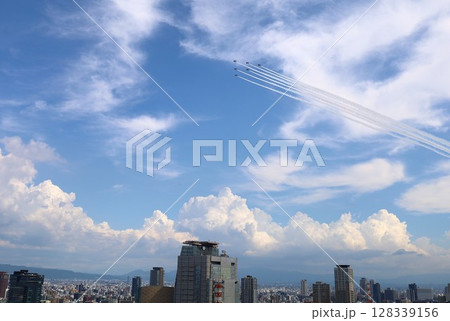 夏の大阪、夏空に飛ぶブルーインパルス、大阪の空の下、関西万博が開催、ブルーインパルスありがとう 128339156