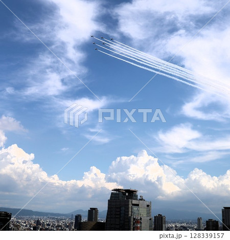 夏の大阪、夏空に飛ぶブルーインパルス、大阪の空の下、関西万博が開催、ブルーインパルスありがとう 夏の大阪、夏空に飛ぶブルーインパルス、大阪の空の下、関西万博が開催、ブルーインパルスありがとう 128339157