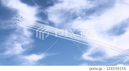 夏の大阪、夏空に飛ぶブルーインパルス、大阪の空の下、関西万博が開催、ブルーインパルスありがとう 128339158