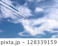 夏の大阪、夏空に飛ぶブルーインパルス、大阪の空の下、関西万博が開催、ブルーインパルスありがとう 128339159
