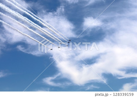 夏の大阪、夏空に飛ぶブルーインパルス、大阪の空の下、関西万博が開催、ブルーインパルスありがとう 128339159