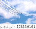 夏の大阪、夏空に飛ぶブルーインパルス、大阪の空の下、関西万博が開催、ブルーインパルスありがとう 128339161