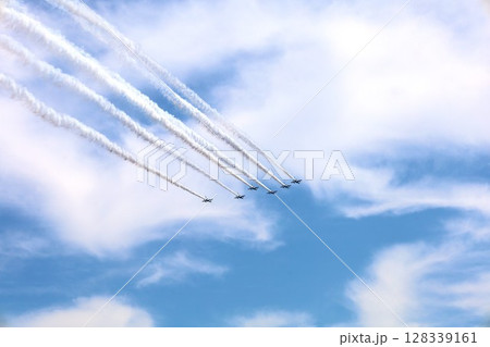 夏の大阪、夏空に飛ぶブルーインパルス、大阪の空の下、関西万博が開催、ブルーインパルスありがとう 夏の大阪、夏空に飛ぶブルーインパルス、大阪の空の下、関西万博が開催、ブルーインパルスありがとう 128339161
