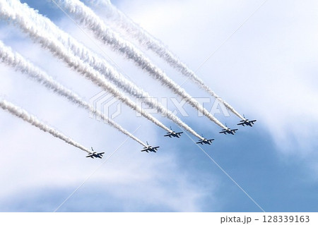 夏の大阪、夏空に飛ぶブルーインパルス、大阪の空の下、関西万博が開催、ブルーインパルスありがとう 128339163