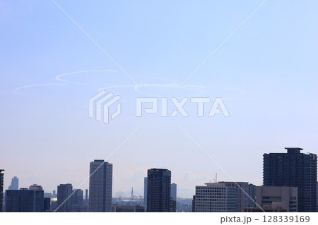 夏の大阪、夏空に飛ぶブルーインパルス、大阪の空の下、関西万博が開催、ブルーインパルスありがとう 128339169